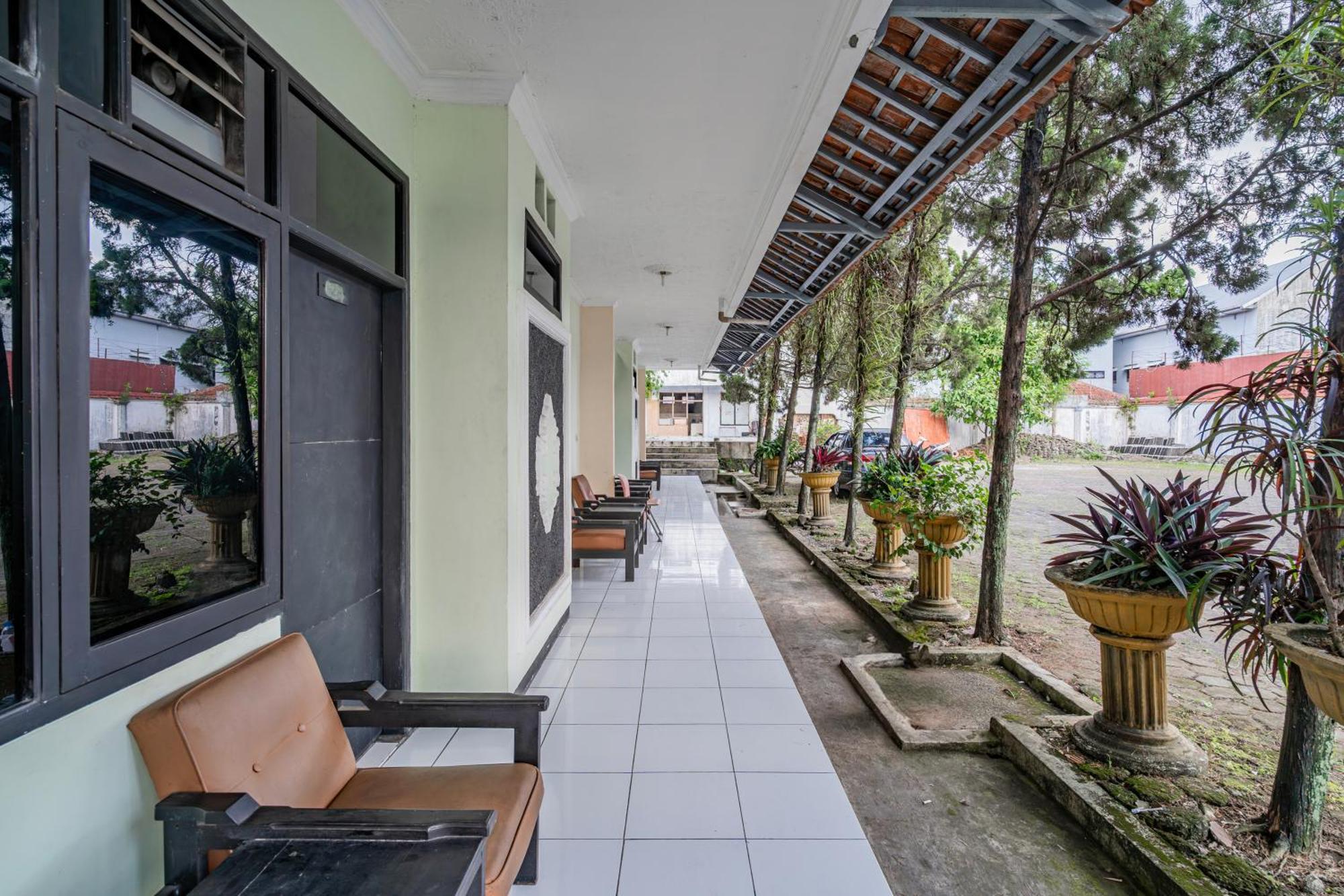 Collection O Tasikmalaya Near Stadium Wiradadaha Formerly Hotel Abadi Exterior photo